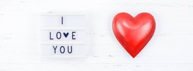 Üstten görünüm aşk tatil kutlama kırmızı kalp lightbox Beyaz ahşap arka plan kopya alanı şablonu tebrik kartı metin tasarım sosyal medya Bloglar ile yaratıcı Sevgililer günü romantik kompozisyon düz yatıyordu