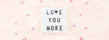 Üstten görünüm aşk tatil kutlama kırmızı kalp lightbox pembe arka plan kopya alanı şablonu tebrik kartı metin tasarım sosyal medya Bloglar ile yaratıcı Sevgililer günü romantik kompozisyon düz yatıyordu