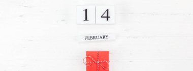 Üstten görünüm aşk tatil kutlama kırmızı kalp takvim tarihi Beyaz ahşap arka plan kopya alanı şablonu tebrik kartı metin tasarım sosyal medya Bloglar yaratıcı Sevgililer günü romantik kompozisyon düz yatıyordu