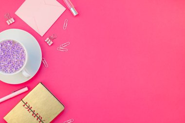 Yaratıcı en iyi görünüm düz parlak pembe renk Kağıt arka plan en az stili üzerinde kopya alanı tasarım ofis malzemeleri tarz çalışma masası ve çay yatırın. Kadınsı blog sosyal medya için şablon