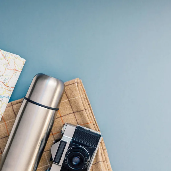 Creatieve Top Bekijken Plat Lag Buiten Samenstelling Van Reis Thermos — Stockfoto