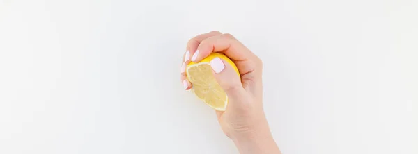 Mano Mujer Con Pulido Manicura Pastel Con Medio Limón Aislado —  Fotos de Stock