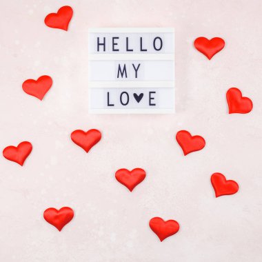 Üstten görünüm aşk tatil kutlama kırmızı kalp lightbox pembe arka plan kopya alanı şablonu tebrik kartı metin tasarım sosyal medya Bloglar ile yaratıcı Sevgililer günü romantik kompozisyon düz yatıyordu