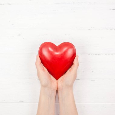 Üstten görünüm aşk tatil kutlama kırmızı kalp el Beyaz ahşap arka plan kopya alanı şablonu tebrik kartı metin tasarım sosyal medya Bloglar ile yaratıcı Sevgililer günü romantik kompozisyon düz yatıyordu