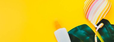 Tropikal orman palm monstera, güneş koruyucu boş şişe mockup ve kadının mayo parlak sarı Kağıt arka plan üzerinde bırakır. Yaz yaratıcı düz yatıyordu kavramı Şablon metnini tatiller. Uzun geniş afiş