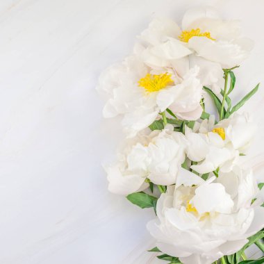 Güzel çiçek beyaz şakayık çiçekleri mermer zemin üzerine alan en az tarzı, kartpostal, metin veya tasarımınızı kare şablon kopyalayın. Düğün davetiyesi ve kutlama tebrik kavramı