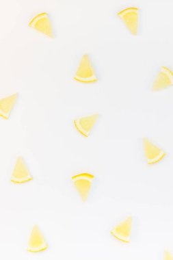 Yaratıcı flatlay ek yükü üstten görünüm narenciye limon dilimleri çerçeve beyaz masa artalanını boşaltmak ile desen. Sıcak yaz ferahlık limonata kavramı. Düzenlenmiş içecek maddeleri