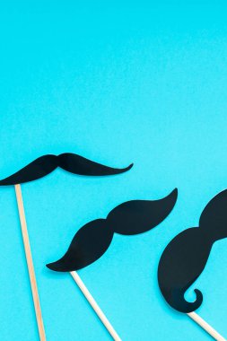 Yaratıcı flatlay ek yükü üstten görünüm retro şık siyah kağıt fotoğraf stand sahne bıyıkları turkuaz arka plan kopya alanı. Erkek Sağlığı Farkındalık ay gün erkeklik kavramı blog sosyal medya babalar