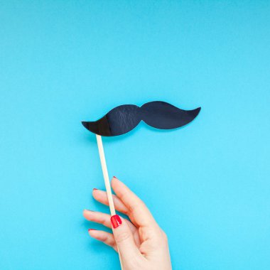 Eller yaratıcı kare flatlay üstten görünüm retro siyah kağıt fotoğraf booth sahne bıyıkları kadın turkuaz arka plan kopya alanı erkek sağlığı Farkındalık ay babalar günü erkeklik kavramı blog sosyal medya