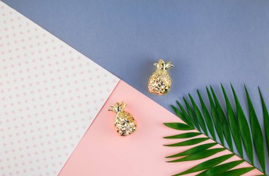 Yaratıcı düz renk Kağıt arka plan kopya alanı ile tropikal palmiye yaprak yeşil üstten görünüm yatıyordu. En az tropikal palmiye yaprağı bitkiler yaz kavramı şablon metin veya tasarım için