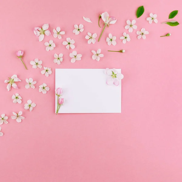 정사각형 봉투의 개념을 분홍색 배경에 최소한의 스타일 발렌타인 카드에 — 스톡 사진