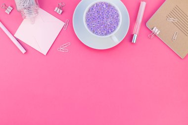 Yaratıcı en iyi görünüm düz parlak pembe renk Kağıt arka plan en az stili üzerinde kopya alanı tasarım ofis malzemeleri tarz çalışma masası ve çay yatırın. Kadınsı blog sosyal medya için şablon
