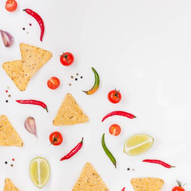 Tortilla cips ile taze Meksika yemeği malzemelerin yaratıcı en iyi görünüm düz lay kopya alanı beyaz masa zemin üzerine sarımsak biber kireç domates fişleri. Kare kare yemek yiyecek hazırlama