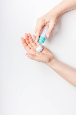 Minimalizm tarzı beyaz arka plan üzerinde kopya alanı ile kozmetik krem losyon ile el cildi nemlendirici kadın yaratıcı görüntü. Kavram şablon kadınsı blog, sosyal medya, güzellik kavramı