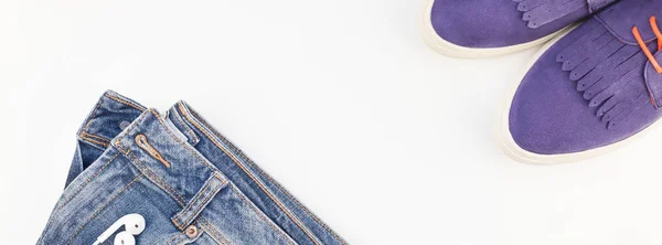 Stendardo Lungo Largo Posa Piatta Scarpe Pelle Scamosciata Jeans Blu — Foto Stock