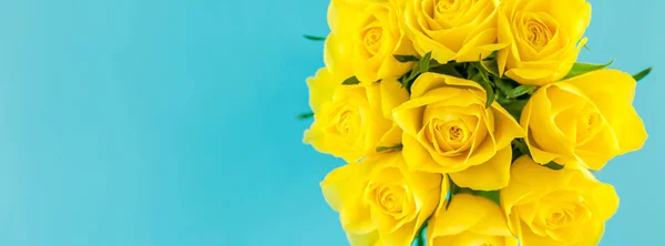 Δημιουργική Κάτοψη Επίπεδη Θέσει Φρέσκα Κίτρινα Τριαντάφυλλα Μπουκέτο Αντίγραφο Χώρου — Φωτογραφία Αρχείου