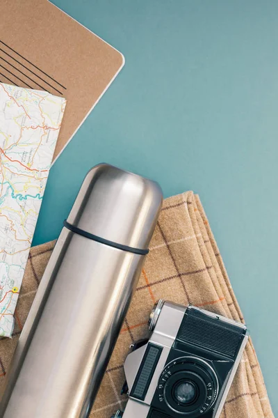 Creative Top Vista Plana Colocar Composição Viagem Livre Thermos Mapa — Fotografia de Stock