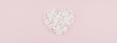 Yaratıcı düz kavramı üstten görünüm beyaz leylak çiçek yaprakları kalp pastel pembe arka plan üzerinde kopya alanı en az tarzı, sevgi sevgililer kartları, metin veya tasarım şablonu ile göklere