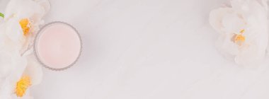 Güzel çiçek beyaz şakayık çiçekleri kopya alanı en az tarzı, şablon tasarımınızın mermer zemin üzerine. Düğün davetiyesi ve kutlama tebrik kavramı. Uzun geniş afiş