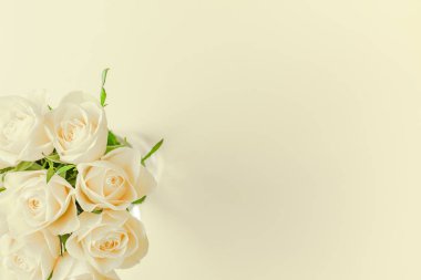 Yaratıcı en iyi görünüm düz taze beyaz gül buketi kopya alanı pastel Kağıt arka plan minimalizm tarzı ile yatıyordu. Düğün davetiye kartı şablonu kadınsı blog sosyal medya tatil