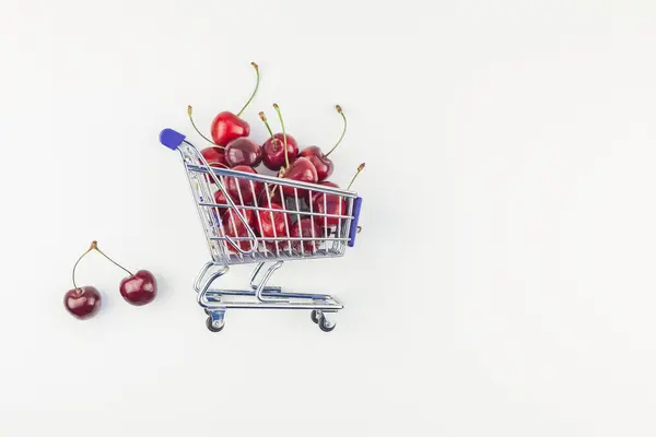 Creatieve Beeld Van Rijpe Kersen Een Winkelwagentje Met Kopie Ruimte — Stockfoto