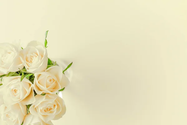 Δημιουργική Κάτοψη Επίπεδη Θέσει Φρέσκα Λευκά Τριαντάφυλλα Μπουκέτο Αντίγραφο Χώρου — Φωτογραφία Αρχείου