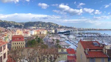 Cannes, Promenade de la Croisette ve bağlantı noktası Le Vieux Cannes, French Riviera, Fransa yukarıdan manzarayı. Video Lapse Time