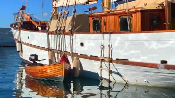 ビンテージ スタイルとフランスのフランスのリビエラ カンヌ マリーナでの木造船でフランス カンヌ 2019 ヨット — ストック動画