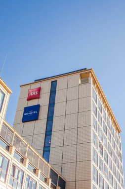 Münih, Almanya - 26 Aralık 2018: Novotel Suit ve Ibis logolar, Münih, Almanya'da bulunan otel binası