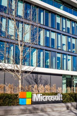 München, Almanya - 26 Aralık 2018: Münih, Almanya'da bulunan şirket ofis binası, Microsoft logosu
