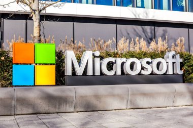 München, Almanya - 26 Aralık 2018: Münih, Almanya'da bulunan şirket ofis binası, Microsoft logosu