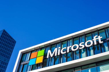 München, Almanya - 26 Aralık 2018: Münih, Almanya'da bulunan şirket ofis binası, Microsoft logosu