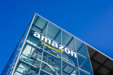 München, Almanya - 26 Aralık 2018: Münih, Almanya'da bulunan şirket ofis binası, Amazon logosu