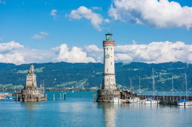 Almanya, Lindau - Ağustos 21: deniz feneri ve Konstanz Gölü üzerinde 21 Ağustos 2015 Bodensee, Lindau liman girişinde bir aslan heykeli görünümünü