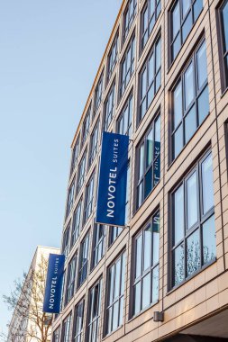 München, Almanya - 26 Aralık 2018: Münih, Almanya'da bulunan otel binası, Novotel suites logosu