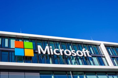 München, Almanya - 26 Aralık 2018: Münih, Almanya'da bulunan şirket ofis binası, Microsoft logosu