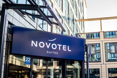 München, Almanya - 26 Aralık 2018: Münih, Almanya'da bulunan otel binası, Novotel suites logosu