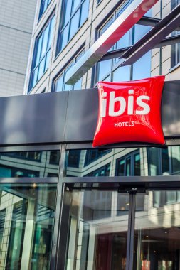 München, Almanya - 26 Aralık 2018: Münih, Almanya'da bulunan otel binası, Ibis logosu