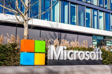München, Almanya - 26 Aralık 2018: Münih, Almanya'da bulunan şirket ofis binası, Microsoft logosu