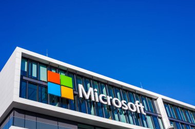 München, Almanya - 26 Aralık 2018: Münih, Almanya'da bulunan şirket ofis binası, Microsoft logosu