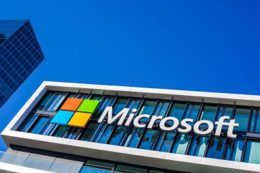 München, Almanya - 26 Aralık 2018: Münih, Almanya'da bulunan şirket ofis binası, Microsoft logosu