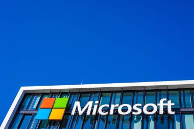 München, Almanya - 26 Aralık 2018: Münih, Almanya'da bulunan şirket ofis binası, Microsoft logosu