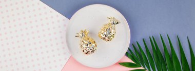 Yaratıcı düz yeşil tropikal palmiye yaprak üstten görünüm boş plaka ile bin yıllık pembe Kağıt arka plan kopya yer sahte yatıyordu. En az tropikal palmiye yaprağı bitki yaz şablon metin veya tasarım için