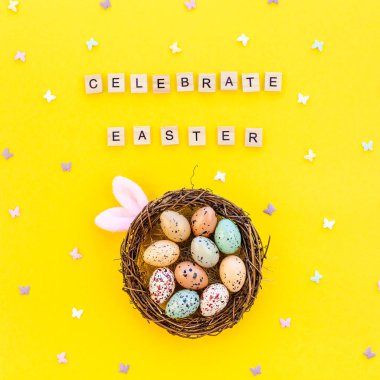 Yaratıcı üst kalın sarı Kağıt arka plan kopya alanı şablonu paskalya gün mevsimlik az kavramı deseni üzerinde düz yatıyordu tatil kompozisyon Paskalya bunny kulaklar yumurta metin mesajı görüntülemek