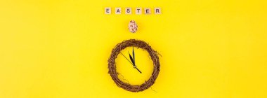 Yaratıcı üst kalın sarı Kağıt arka plan kopya alanı şablonu paskalya gün mevsimlik az kavramı üzerinde düz yatıyordu tatil kompozisyon Paskalya bunny kulaklar yumurta metin mesajı görüntülemek