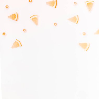 Flatlay ek yükü üstten görünüm narenciye limon dilimleri ile boşaltmak çerçeve beyaz masa arka plan desen kare. Sıcak yaz ferahlık limonata kavramı. Düzenlenmiş içecek maddeleri