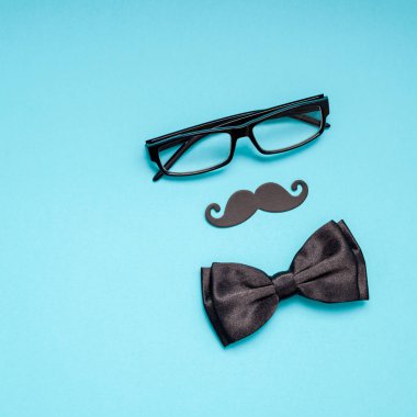 Yaratıcı kare flatlay ek yükü üstten görünüm retro siyah kağıt fotoğraf stand sahne bıyıkları turkuaz arka plan kopya alanı. Erkek Sağlığı Farkındalık ay gün erkeklik kavramı blog sosyal medya babalar
