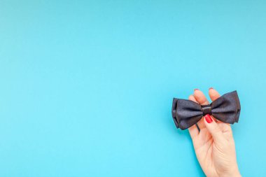 Yaratıcı flatlay üstten görünüm retro siyah papyon kadın eller turkuaz Kağıt arka plan kopya alanı. Erkek Sağlığı Farkındalık ay gün erkeklik kavramı blog sosyal medya babalar