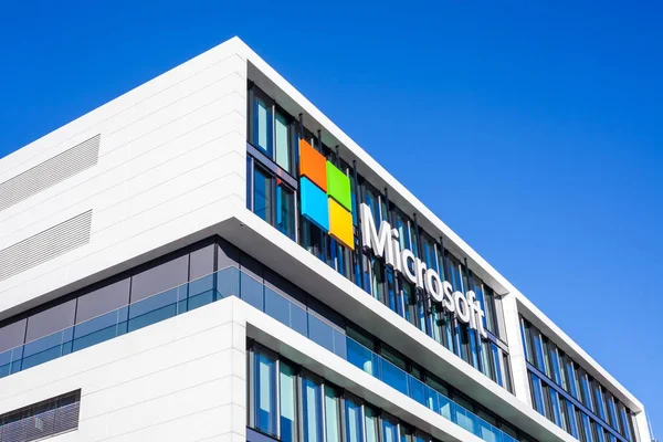 Munich Alemania Diciembre 2018 Logotipo Microsoft Edificio Oficinas Empresa Ubicado —  Fotos de Stock