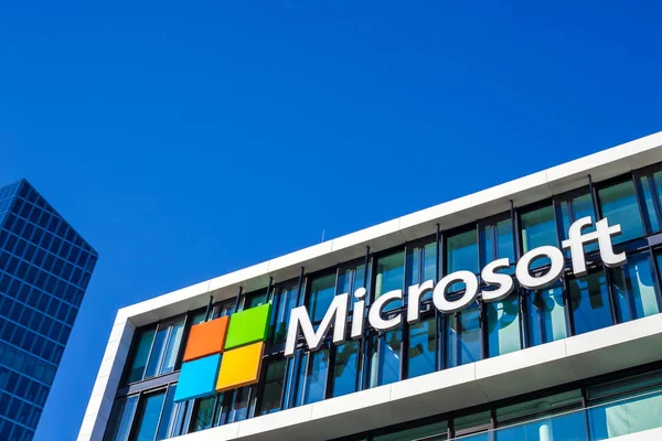 Munich Alemania Diciembre 2018 Logotipo Microsoft Edificio Oficinas Empresa Ubicado —  Fotos de Stock